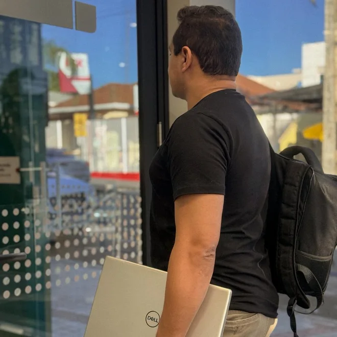 Rafael Félix chegando para atender um negócio local